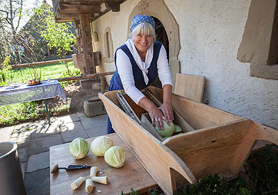 Kraut einlegen beim Tag der Vorratshaltung